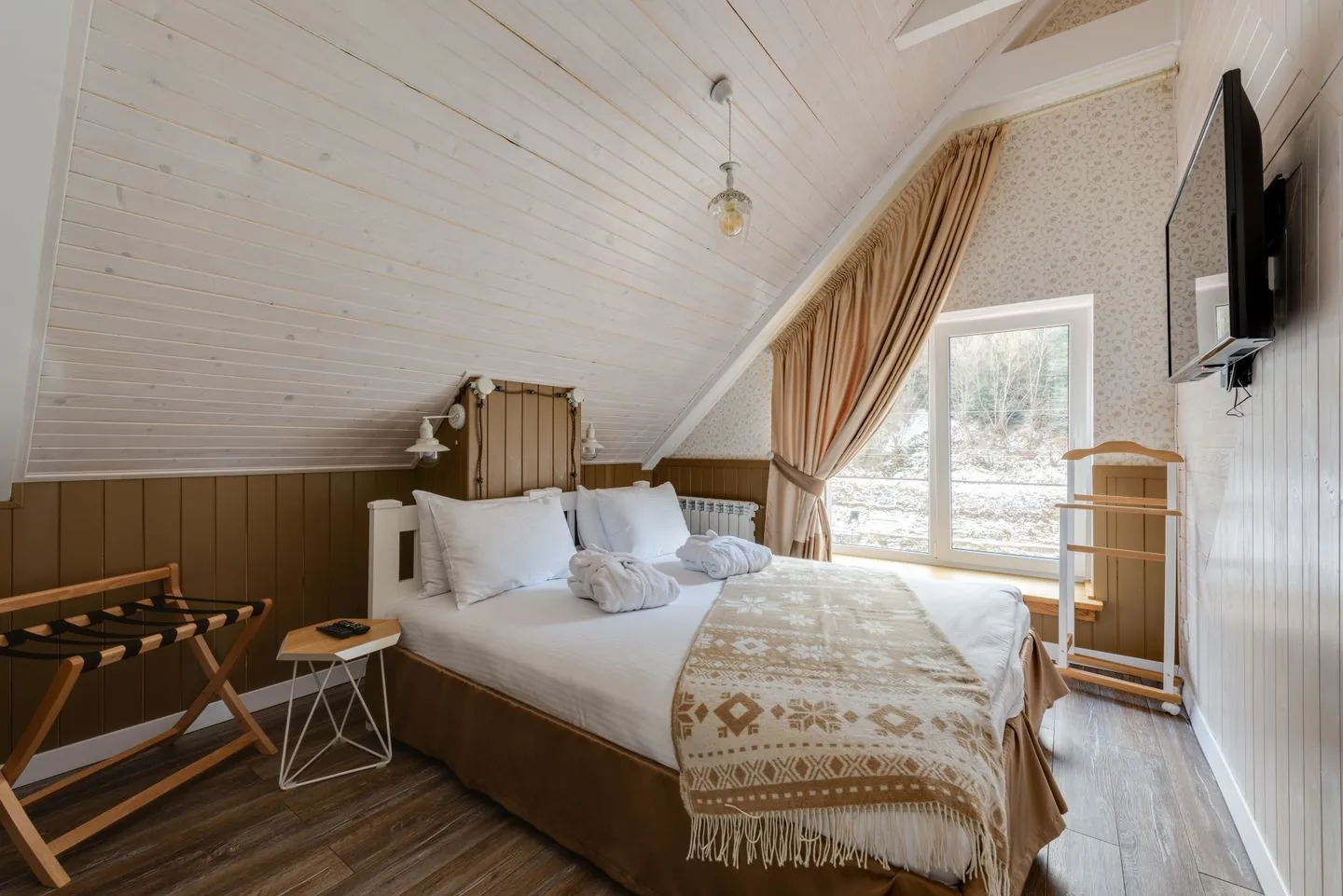 Guest bedroom with a bed and luggage rack